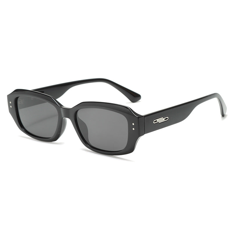 Dame trendy firkantet solbrille med innovativ gjennomsiktig ramme Skanto
