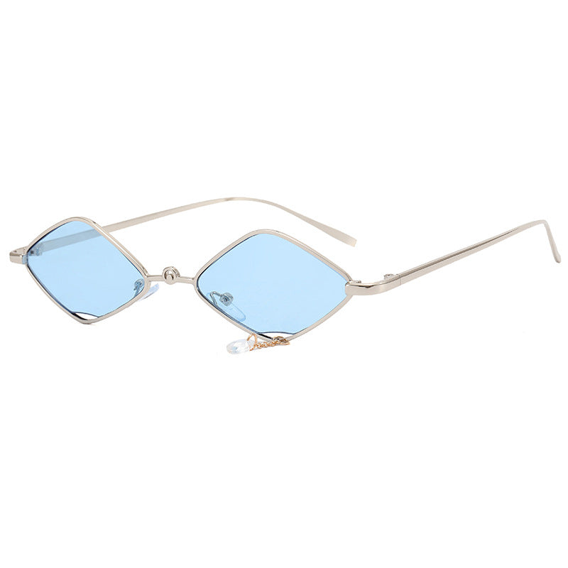 Dame moteriktig solbrille med fasettert ramme Skanto