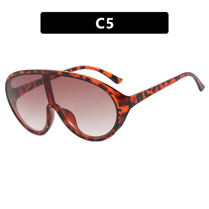 Dame futuristisk solbrille med store glass og ergonomisk ramme Skanto
