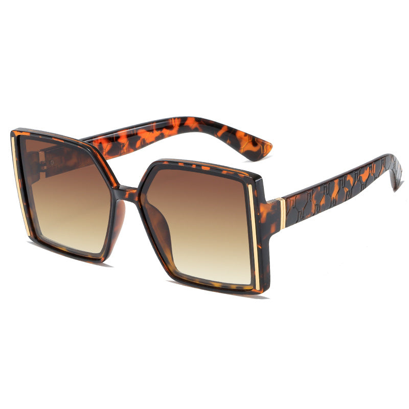 Damer fashionable solbriller i retro-inspirert design Skanto