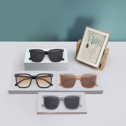 Dame designer solbrille i avslappet stilfull ramme Skanto