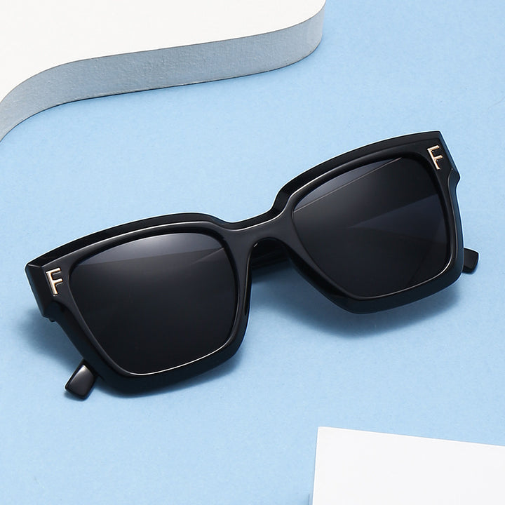 Dame moteriktig kvadratisk solbrille med gull detaljer Skanto