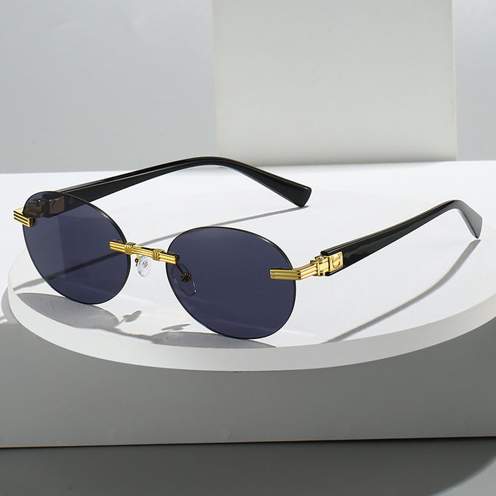 Dame motefull solbrille med gjennomsiktig ramme og fleksibel nesestøtte Skanto