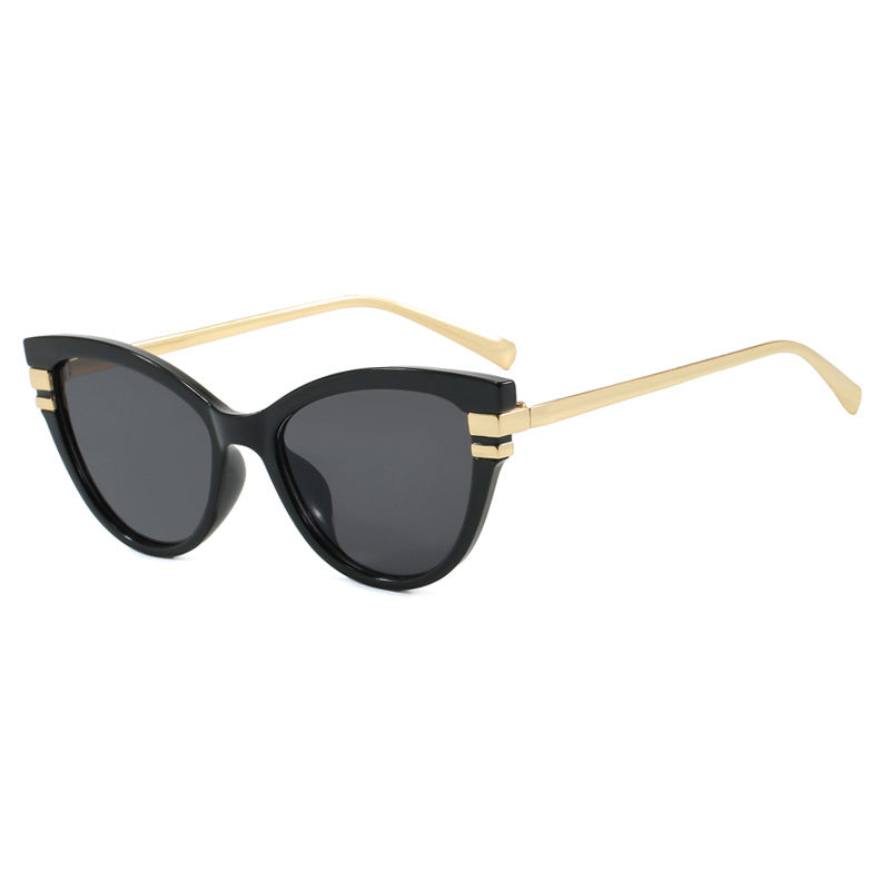 Dame Cat-Eye solbriller med elegant plastramme og gullaccentuer Skanto