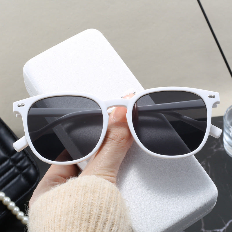 Dame stylish solbrille med transparent ramme og elegant design Skanto