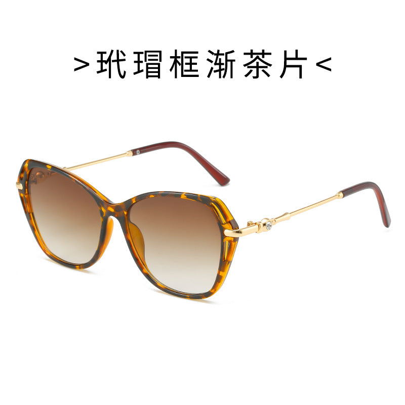 Dame moter Cat-Eye solbrille med elegant metallramme Skanto