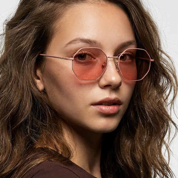 Dame oktagonal solbrille med elegante metallaksenter Skanto