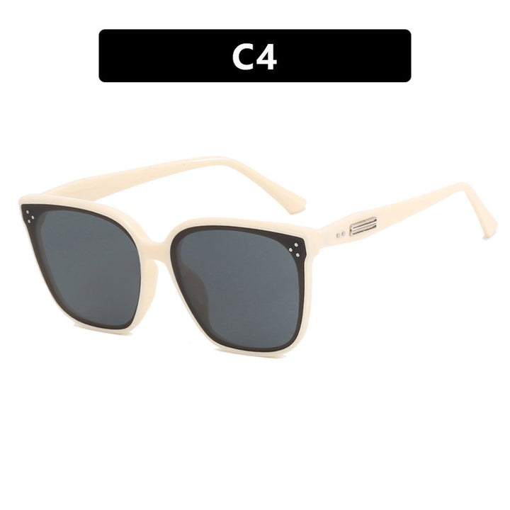 Dame moderne oversized solbrille med elegant, bred ramme Skanto