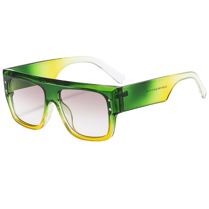 Dame moteriktig solbrille med rektangulært ramme og polarisert glass Skanto