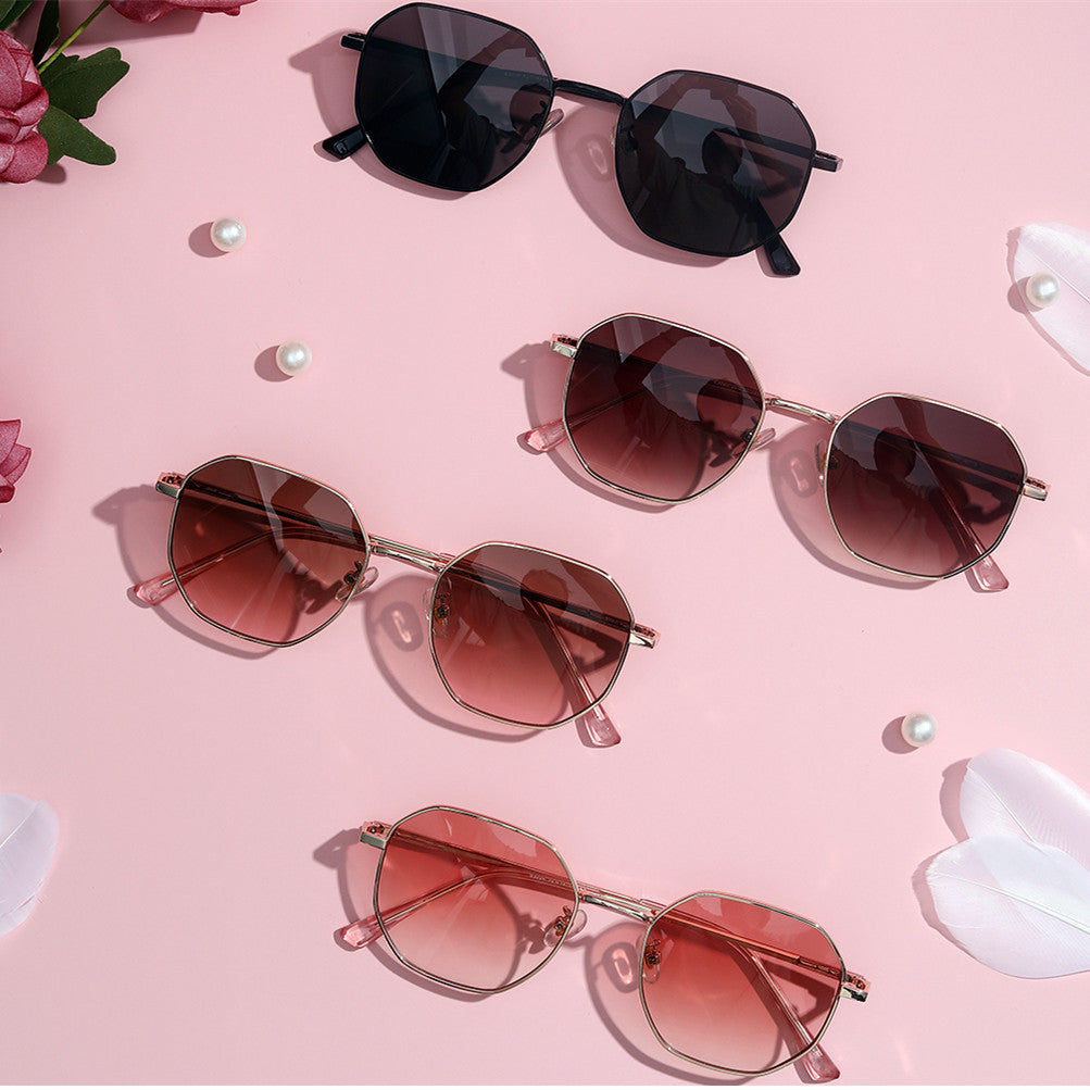 Dame moteriktig solbrille med oval ramme og polarisert glass Skanto