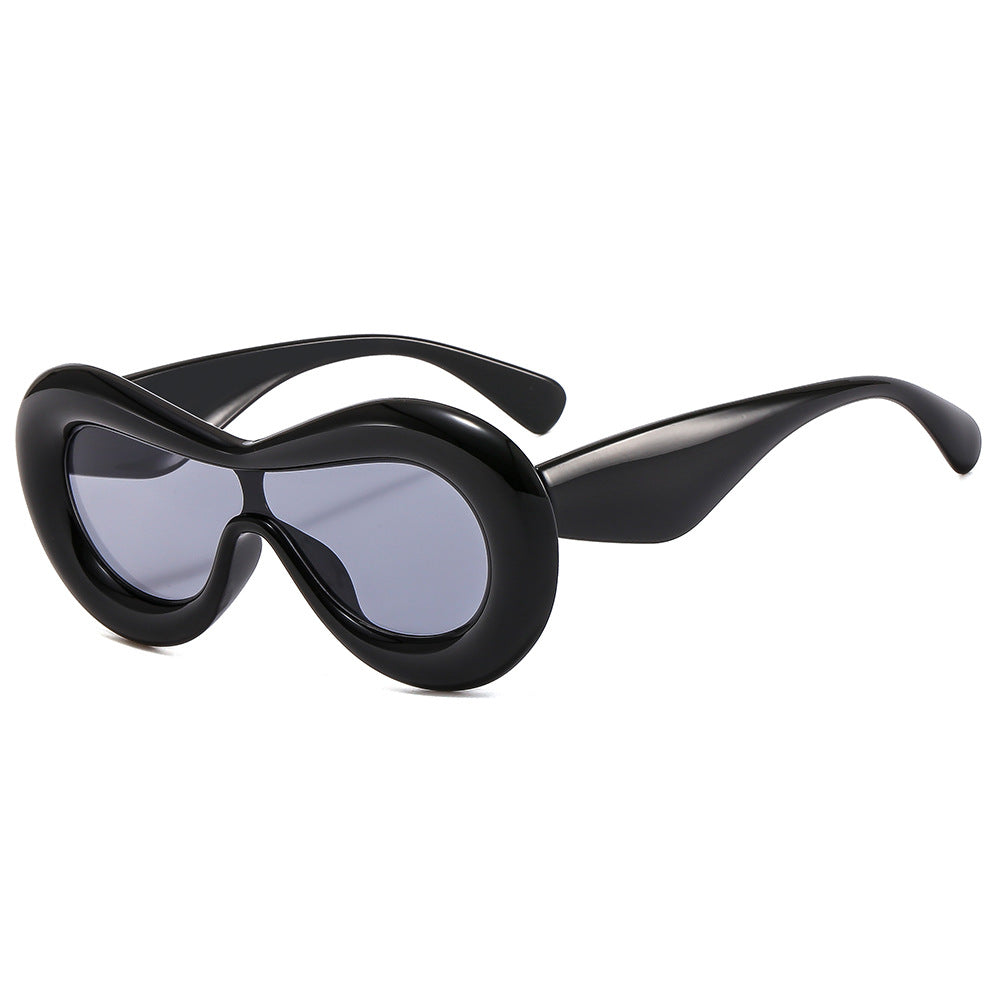 Dame moteriktig solbrille med nostalgisk sving Skanto