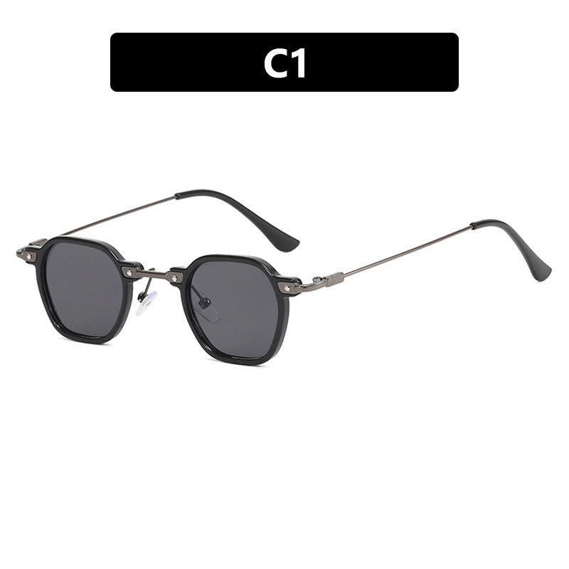 Dame moteriktig solbrille i elegant design med sekskantet ramme Skanto