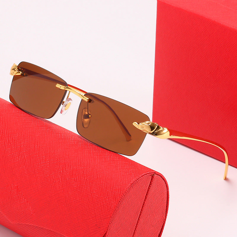 Dame moteriktig solbrille med elegant metallramme og innovative linser Skanto