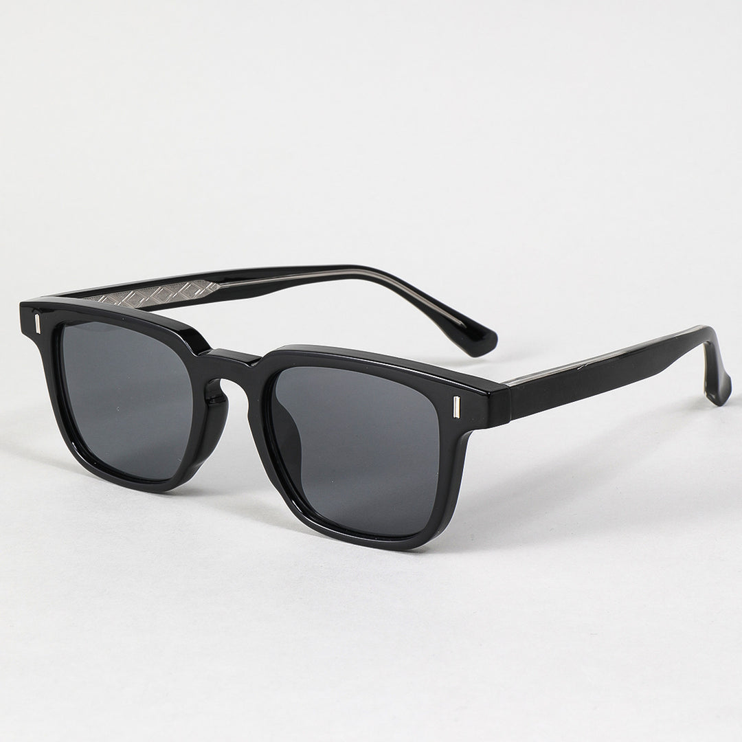 Dame solbrille i moderne statementstil med forsterket ramme Skanto
