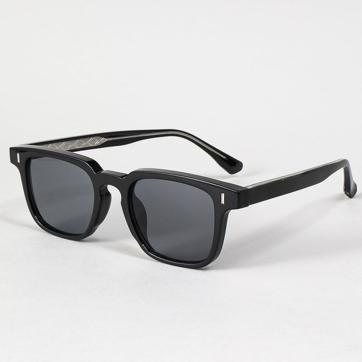 Dame solbrille i moderne statementstil med forsterket ramme Skanto