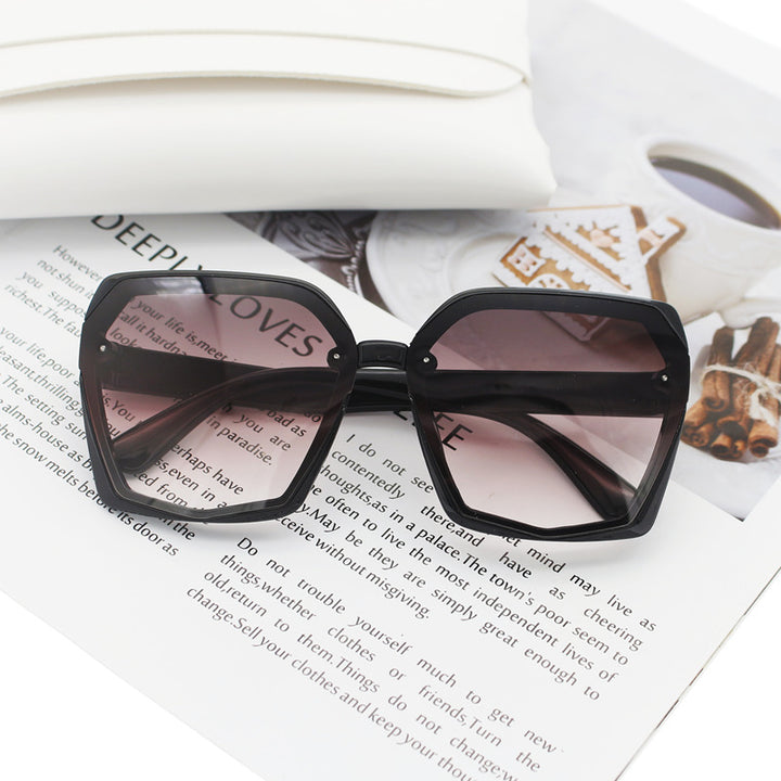 Dame Designer-solbrille i elegant hexagon-design Skanto