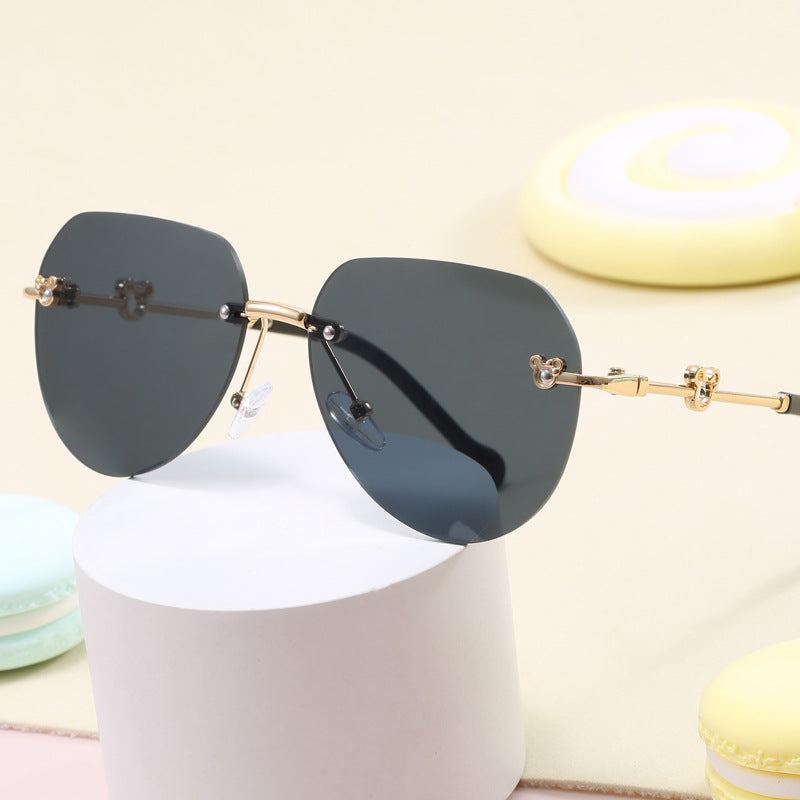 Dame lett geometrisk solbrille med unik ramme og speilede glass Skanto