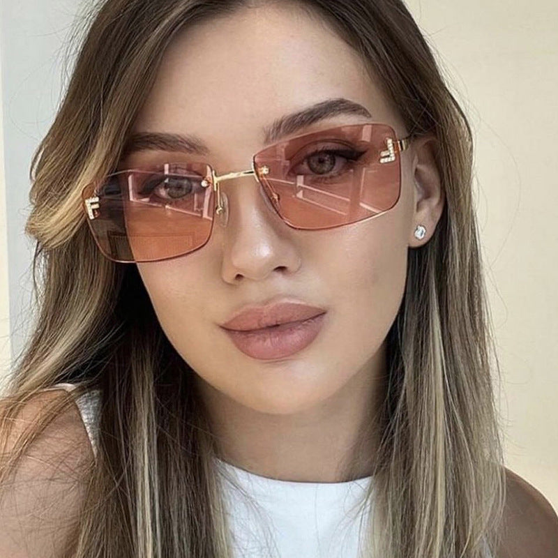 Dame kvadratisk solbrille med elegant gullramme og stilige linser Skanto