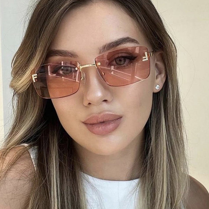 Dame kvadratisk solbrille med elegant gullramme og stilige linser Skanto