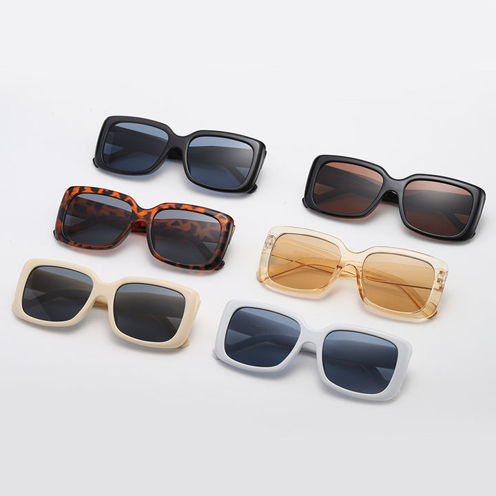Dame moteriktig kvadratisk solbrille med gjennomsiktig ramme og innovativt design Skanto