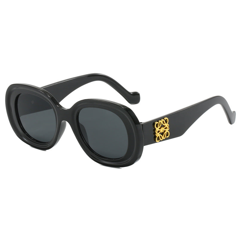 Dame moteriktig vintage-solbrille med spesielle dekorasjoner Skanto