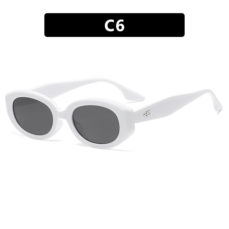 Dame moteriktig solbrille i stilfullt retro-design Skanto