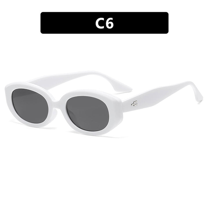 Dame moteriktig solbrille i stilfullt retro-design Skanto