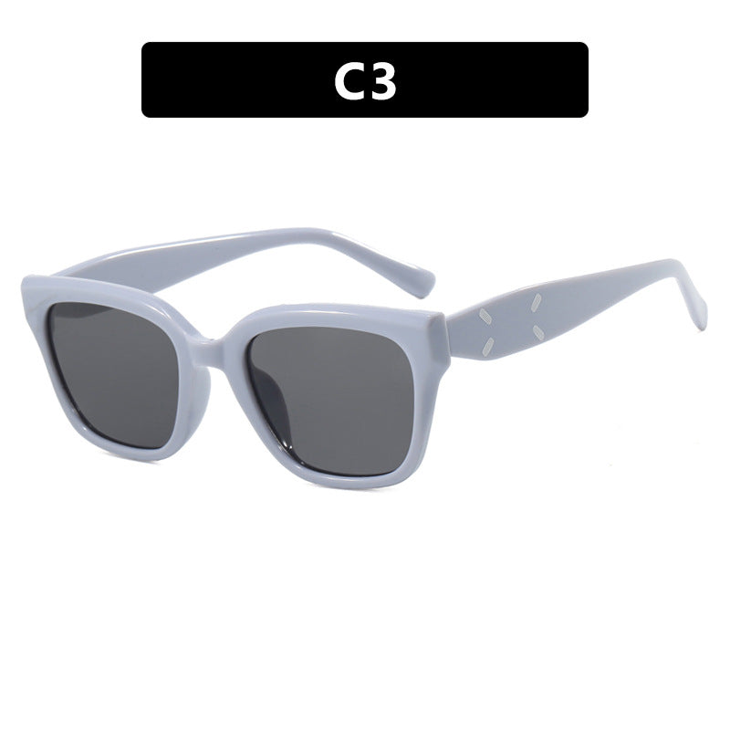 Dame moteriktig kvadratisk solbrille med UV-beskyttelse og elegant plastramme Skanto