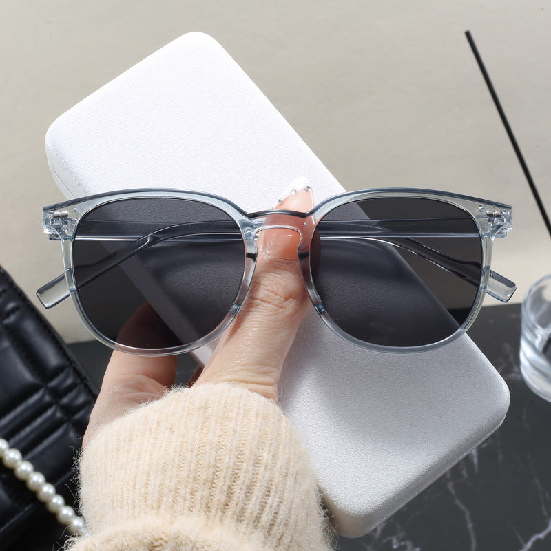 Dame stylish solbrille med transparent ramme og elegant design Skanto