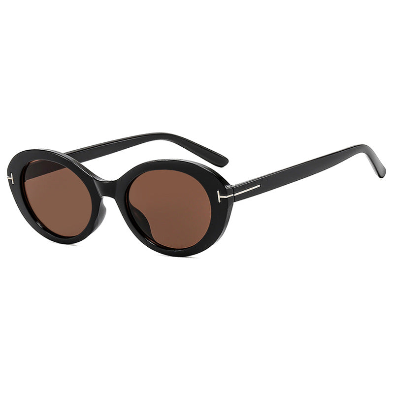 Dame moteriktig solbrille med innovativ oval ramme og UV-beskyttelse Skanto