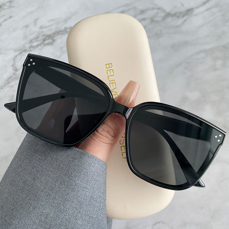 Kvinnelige moteriktige oversized solbriller i retro stil Skanto