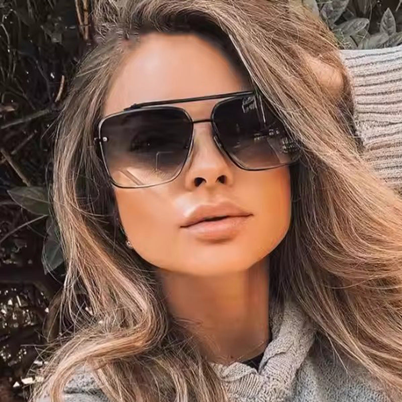 Dame kvadratisk solbrille med beskyttende glass og moderne metallramme Skanto