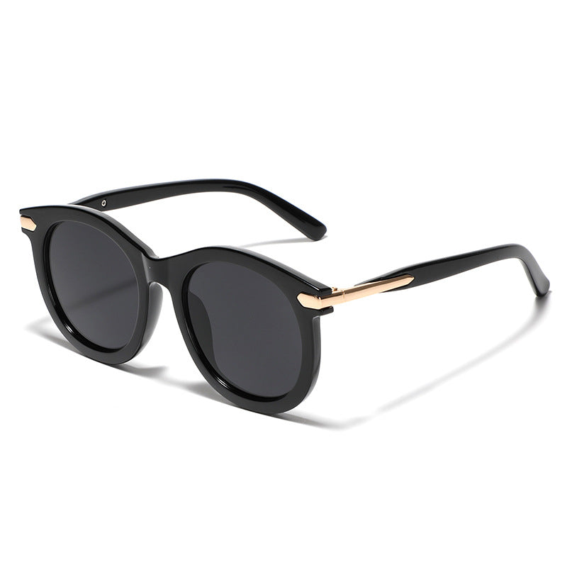 Dame moteriktig solbrille med gjennomsiktig ramme og gull accenter Skanto