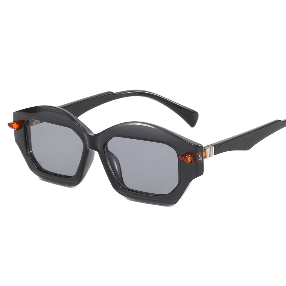 Damer moderne solbrille med iøynefallende ramme Skanto