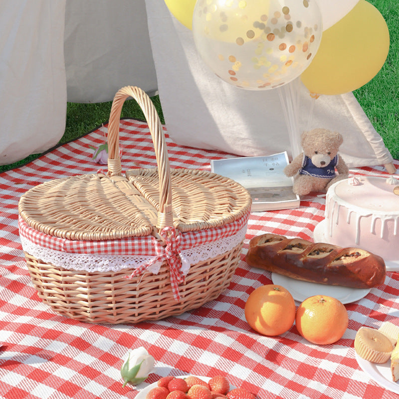 Kvinne flette piknik kurv med romantisk gingham fòring Skanto