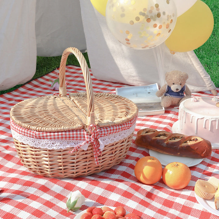 Kvinne flette piknik kurv med romantisk gingham fòring Skanto