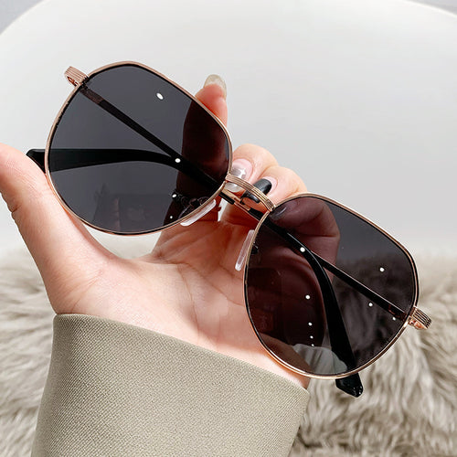 Dame kattøyer solbrille med elegant metallramme Skanto
