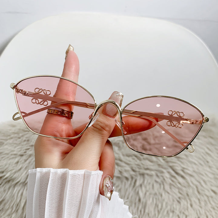 Dame moter Cat-Eye solbriller med filigran metallramme Skanto