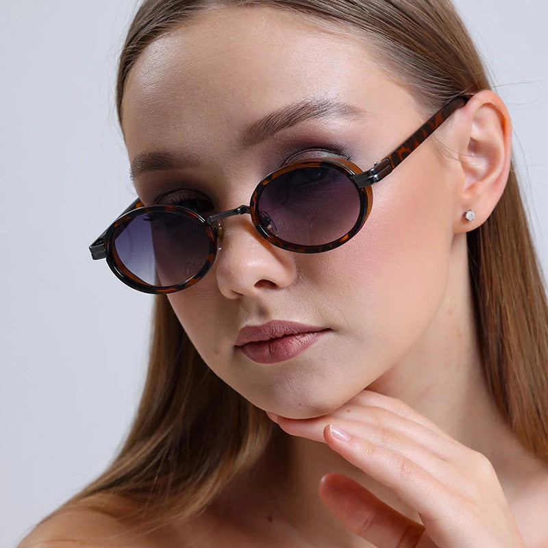 Dame rund solbrille med lette glass og gyldne detaljer Skanto