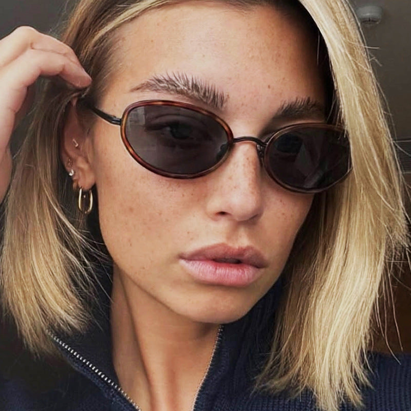 Dame elegant rund solbrille med moderne metallramme Skanto