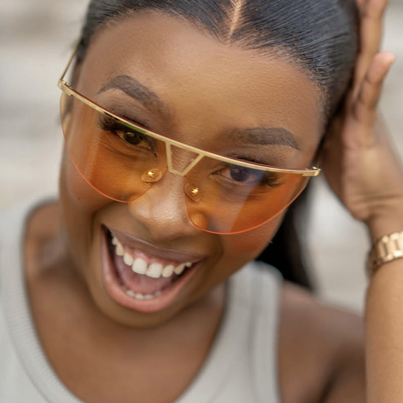 Dame futuristisk solbrille med beskyttende metallramme Skanto