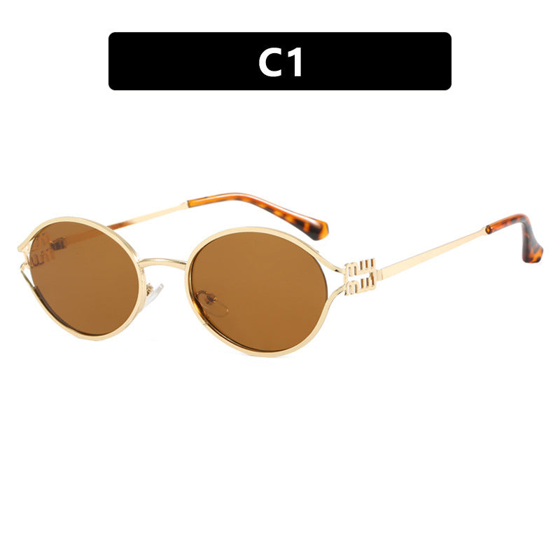 Dame ovalformet solbrille med elegant metallramme og moderne design Skanto