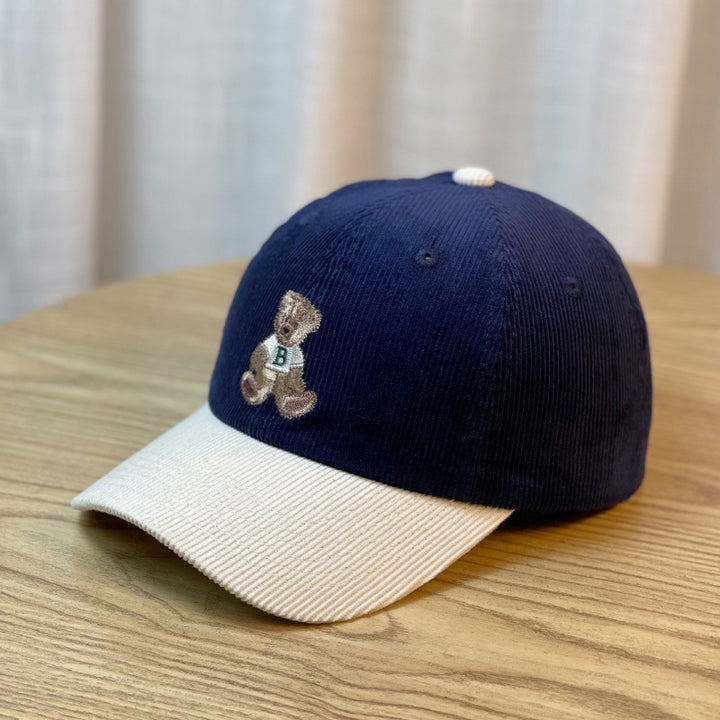 Kvinnens kordfløyels baseball cap med teddy-bjørn broderi Skanto