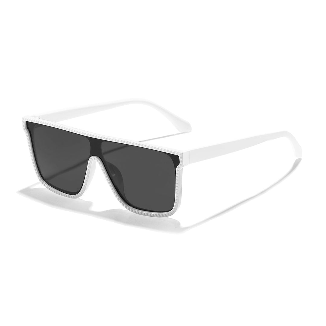 Dame futuristisk motesolbrille med bred ramme og kontrasterende glass Skanto