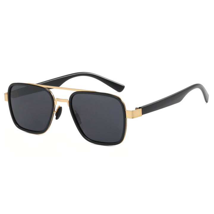 Dame moteriktig solbrille med firkantet ramme og innovative linser Skanto