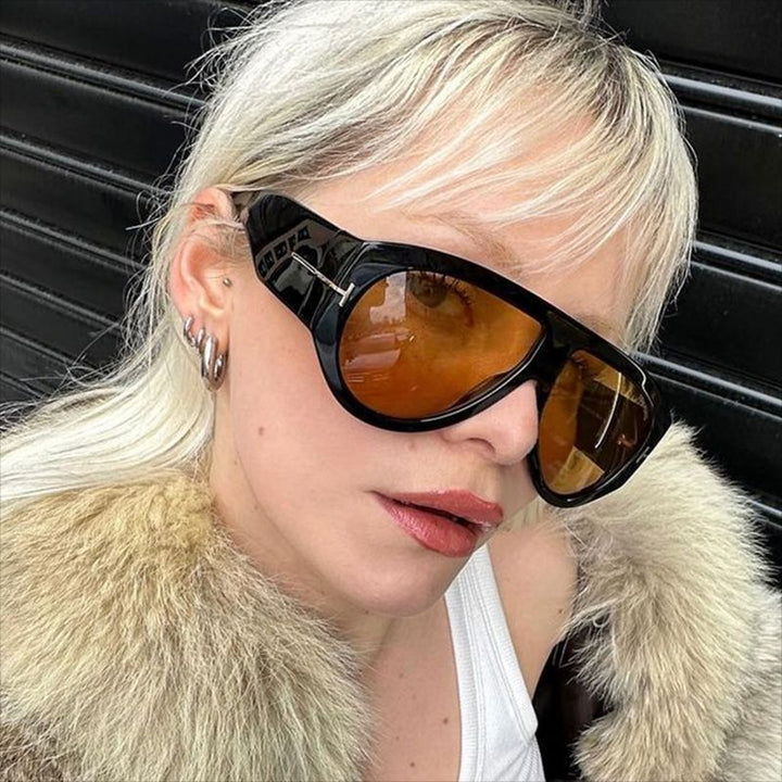 Dame elegant solbrille i markant design Skanto