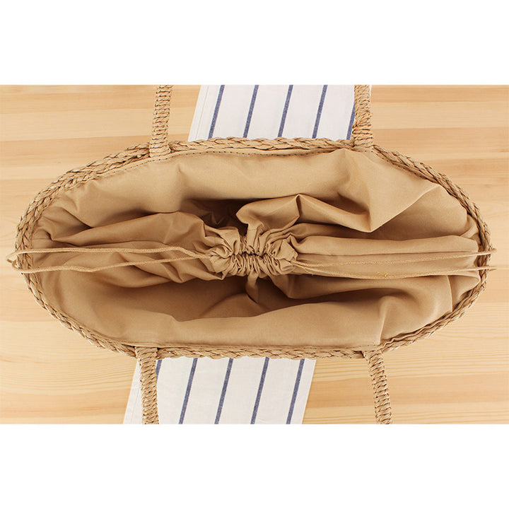 Hand-woven shopping basket in natural wicker with elegant fringe decoration Skanto