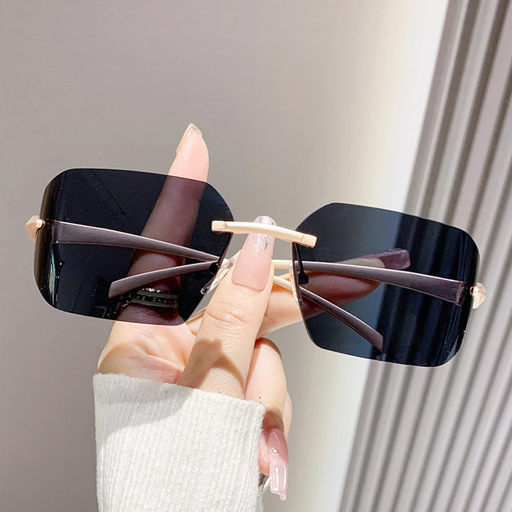Dame moteriktig kvadratisk solbrille med dekorert metallramme Skanto