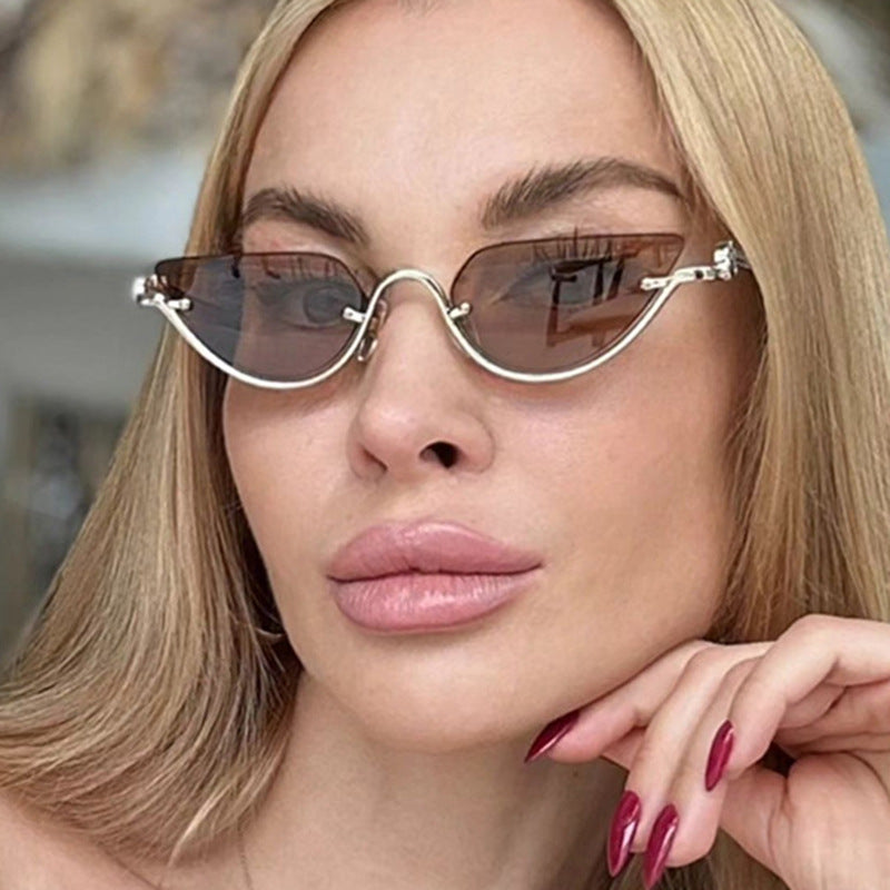 Dame Cat-Eye solbriller med gullfarget metallramme og UV-beskyttelse Skanto