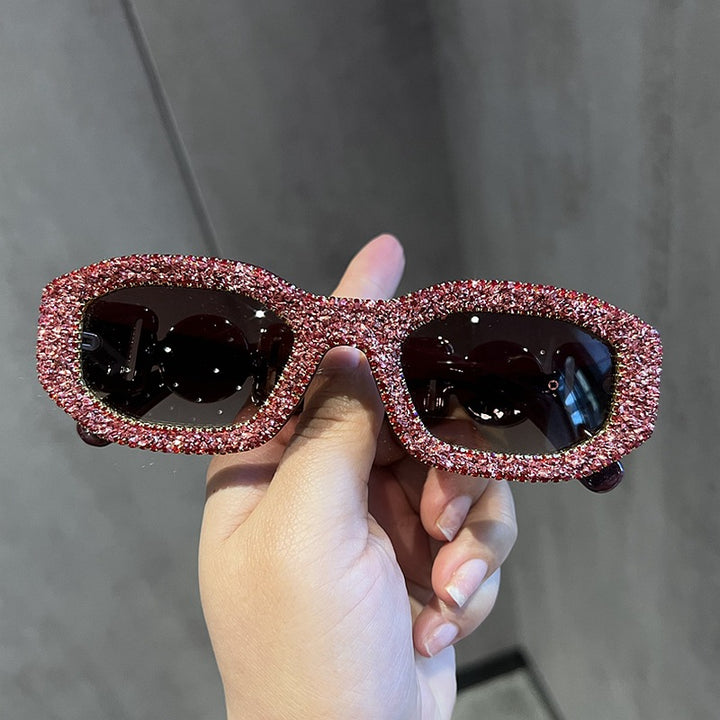 Dame fashionable solbrille med glitrende strassramme Skanto